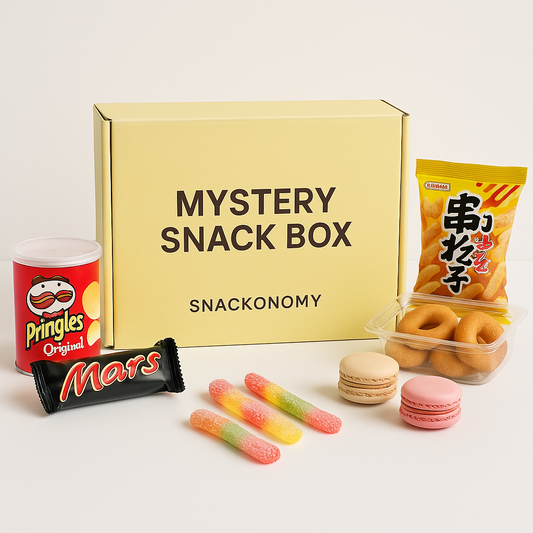 Die ungeoeffnete klassische Mystery Snackbox von Snackonomy – gefüllt mit internationalen und lokalen Snacks für jede Gelegenheit